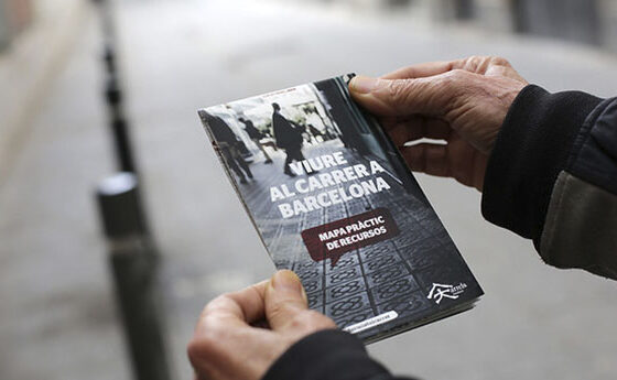 Arrels Fundació presenta la guia "Viure al carrer a Barcelona"