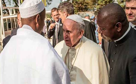 El Papa abraça els musulmans i tanca l'estada a l'Àfrica animant els centreafricans a "passar a l'altra riba de la pau"
