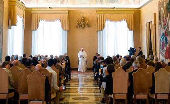 El Papa anima els científics a "orientar el seu compromís a la pau"