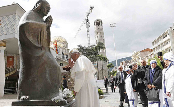 El Papa arriba a Macedònia i resa davant les relíquies de santa Teresa de Calcuta