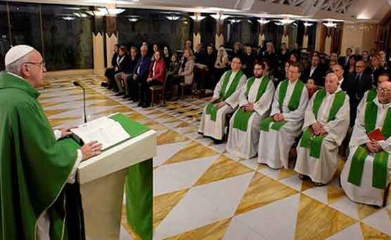 El Papa defensa "ser enmig de la gent per fer el bé" perquè reforça "el compartir contra l'aïllament"