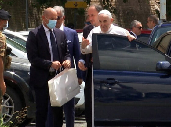 El Papa deixa l'hospital per completar la recuperació al Vaticà