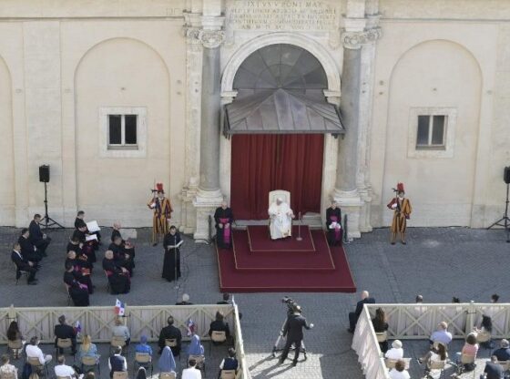 El Papa demana protecció per als estudiants que pateixen la guerra