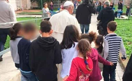 El Papa juga amb nens amb problemes socials o familiars