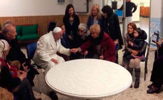 El Papa visita per sorpresa una residència per a gent gran de Roma