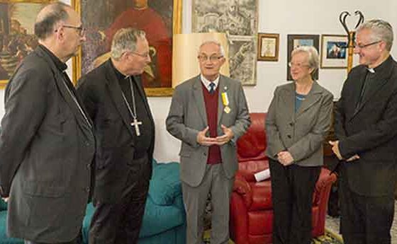 El diaca Aureli Ortín rep la Creu Pro Ecclesia et Pontifice
