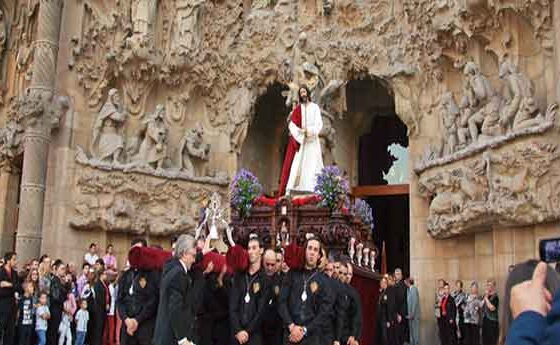 El món confrare barceloní s´aplega a la Sagrada Família
