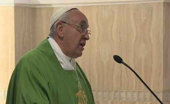 Francesc lamenta que "el perill de corrupció sempre és present en l'Església perquè sovint s'enganxa als diners i al poder"