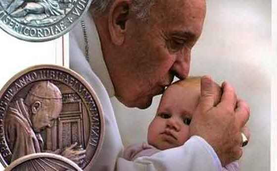La Santa Seu ofereix la imatge del fill pròdig en una medalla de l'Any de la Misericòrdia per impulsar el perdó