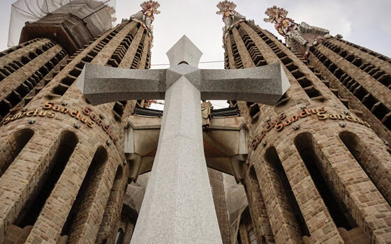 La creu triomfant corona la façana de la Passió de la Sagrada Família