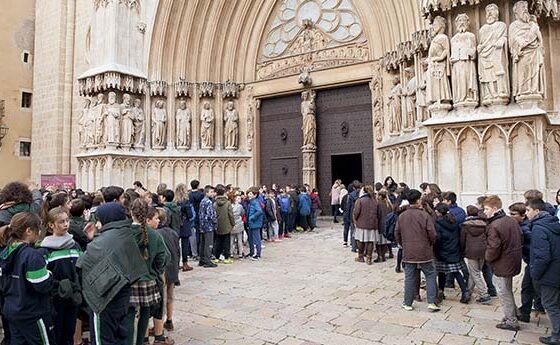 Més de 500 alumnes omplen la catedral de Tarragona per donar un missatge d'esperança i de pau