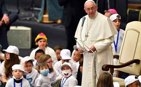 Papa: "La resposta al patiment dels nens és la creu"