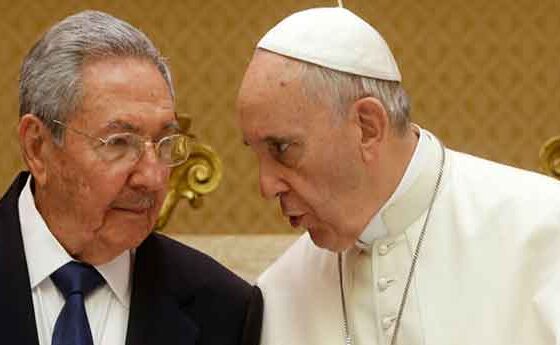 Raúl Castro promet "tornar a pregar i a l'Església" en una trobada amb Francesc