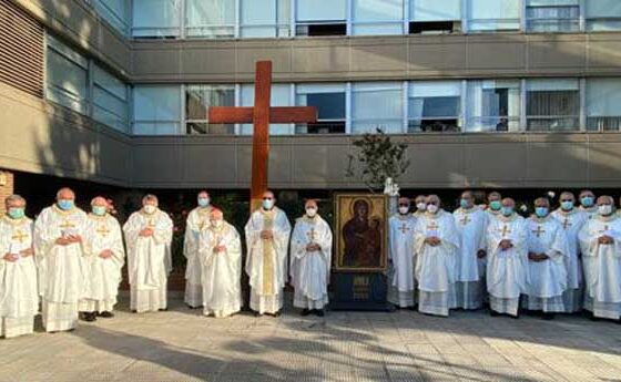 La creu i la icona de la JMJ visiten la Conferència Episcopal Espanyola