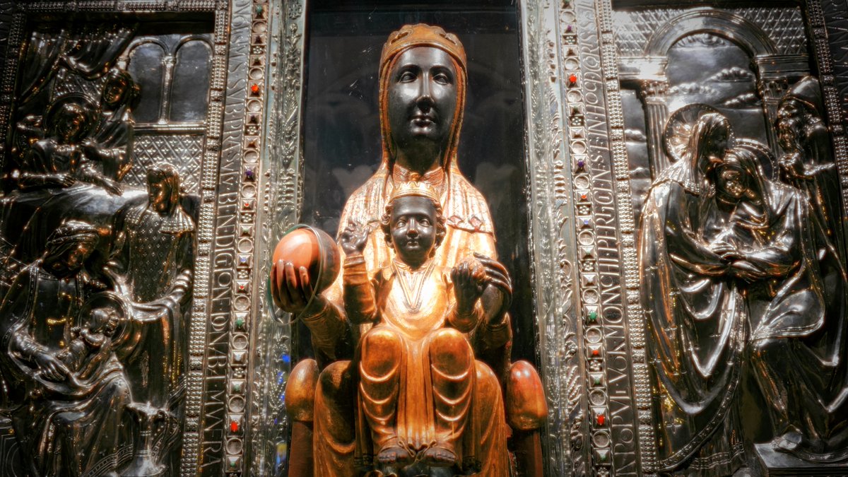 Montserrat crida a “alçar la mirada cap al cel” en la solemnitat de la patrona de Catalunya